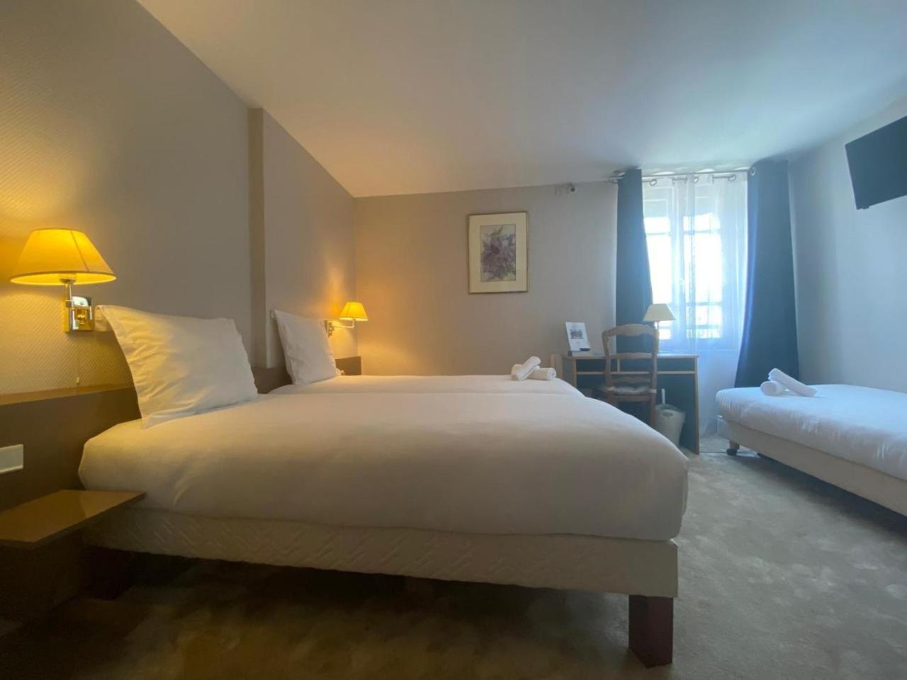 Hotel Des 3 Marches- Logis Hotel Restaurant Le Vésinet Esterno foto